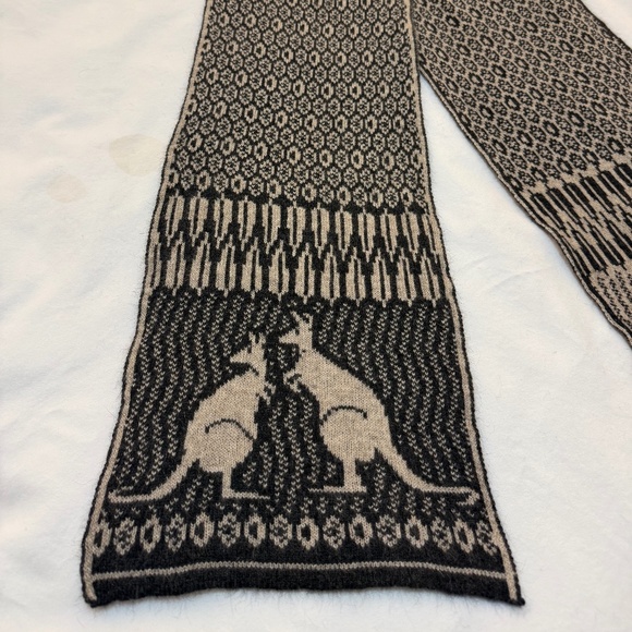 Merino Snug Australia Merino Wool Possum Scarf 🇦🇺 – Kangaroo Motif – Soft Knit - Picture 9 of 12